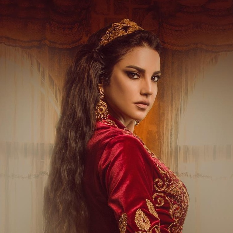 ياسمين صبري لم تتخلى عن شعرها الطويل في مسلسل "حكايتي"