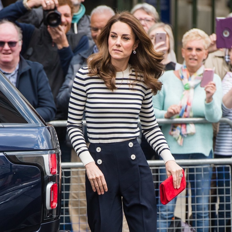 كيت أطلت بكنزة مقلمة من J. Crew