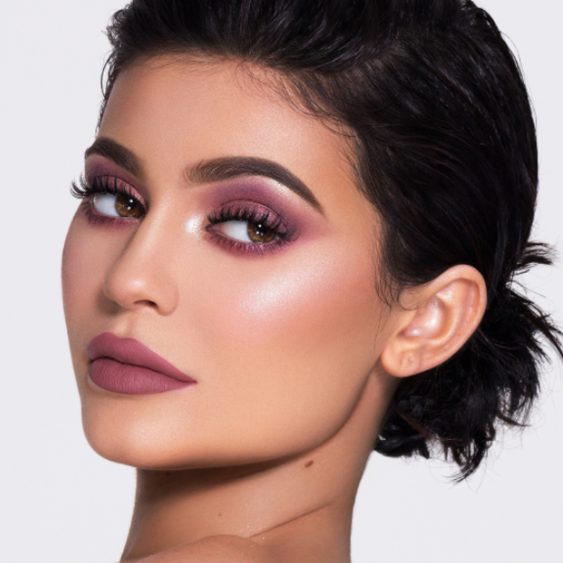 أجمل إطلالات المكياج الملون لكايلي