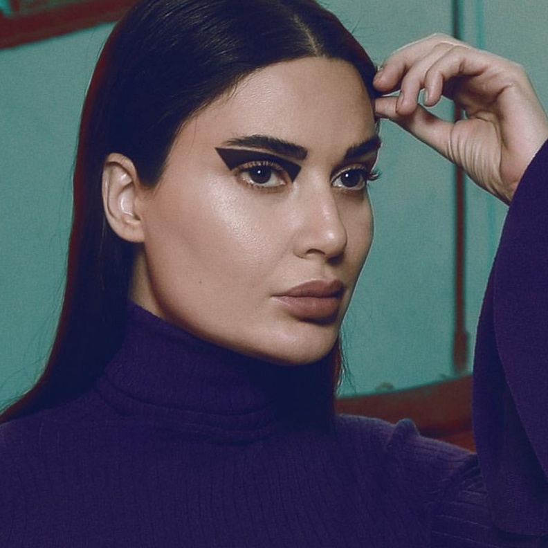 الايلاينر العريض مع الظلال السوداء لرمضان 2019 من نادين نجيم