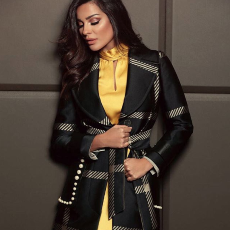اختارت نادين نجيم معطف أنيق مع فستان باللون الأصفر