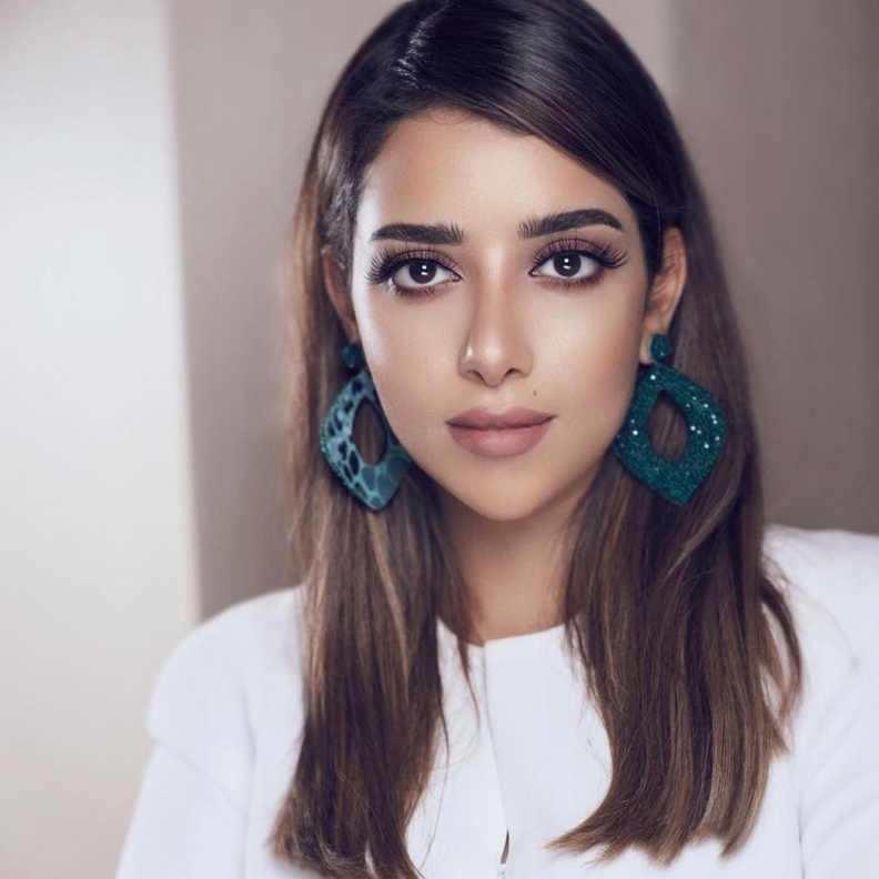 من يليق بها الشعر الداكن أكثر؟