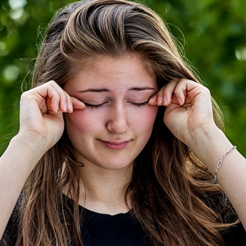 الرمد الربيعي يسبب ألم وحكة في العيون