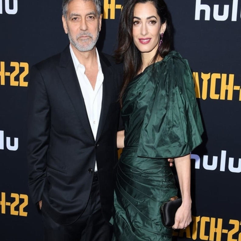 حافظت أمل على الاطلالة الجمالية التي تشتهر بها وهي الشعر الأسود الطويل المنسدل، مع الماكياج الناعم