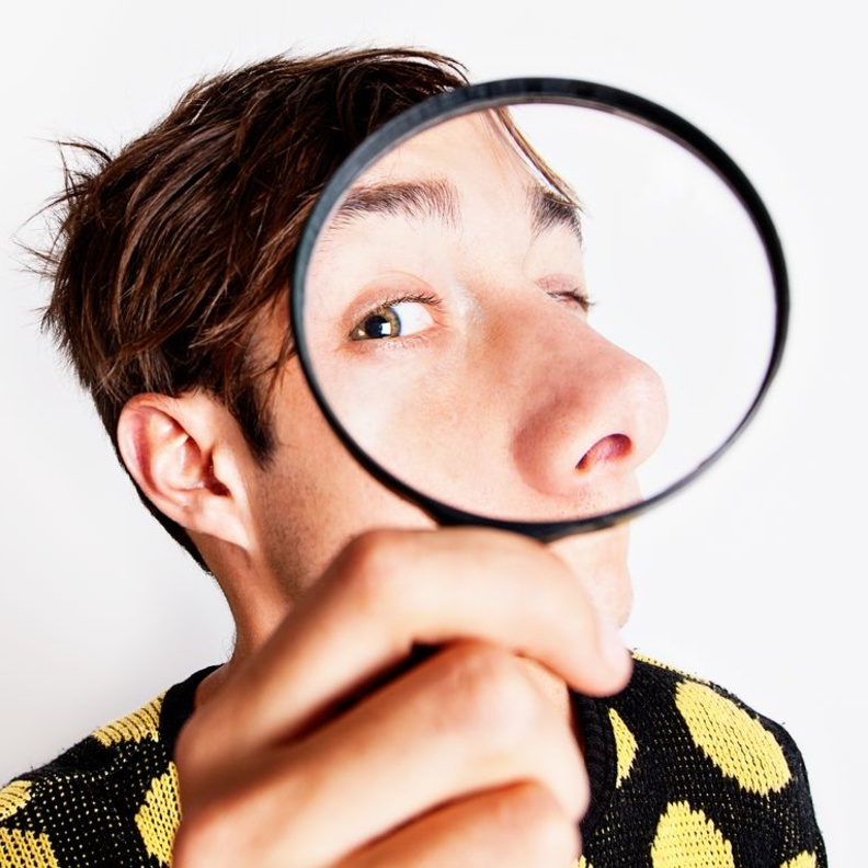 اذا لاحظتي أنه حزين لا تحاولي التطفل لانه قد لا يكون راغباً في الإفصاح عما يزعجه