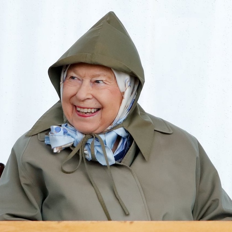 الملكة بوجه ضاحك في السباق