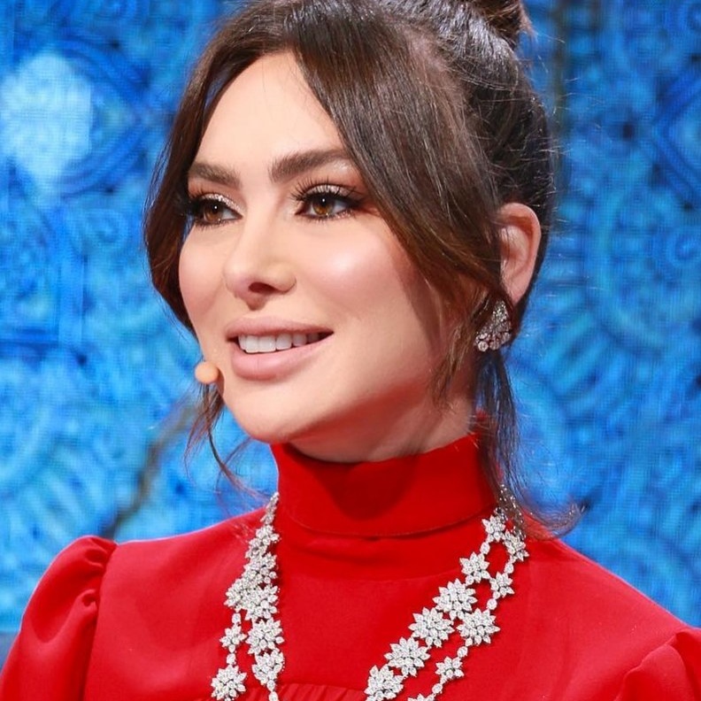 ستيفاني صليبا متجددة دوما بتسريحات شعرها