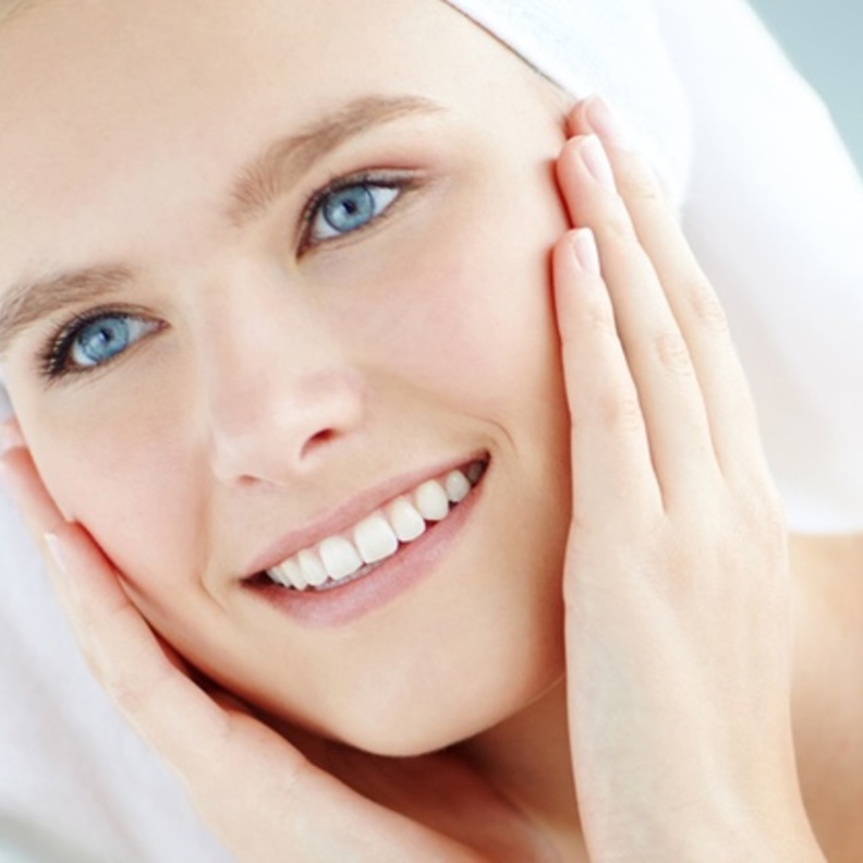 تقشير الوجه بالليزر هو علاج لتنعيم البشرة يزيل الجلد القديم لتعزيز نمو البشرة الجديدة