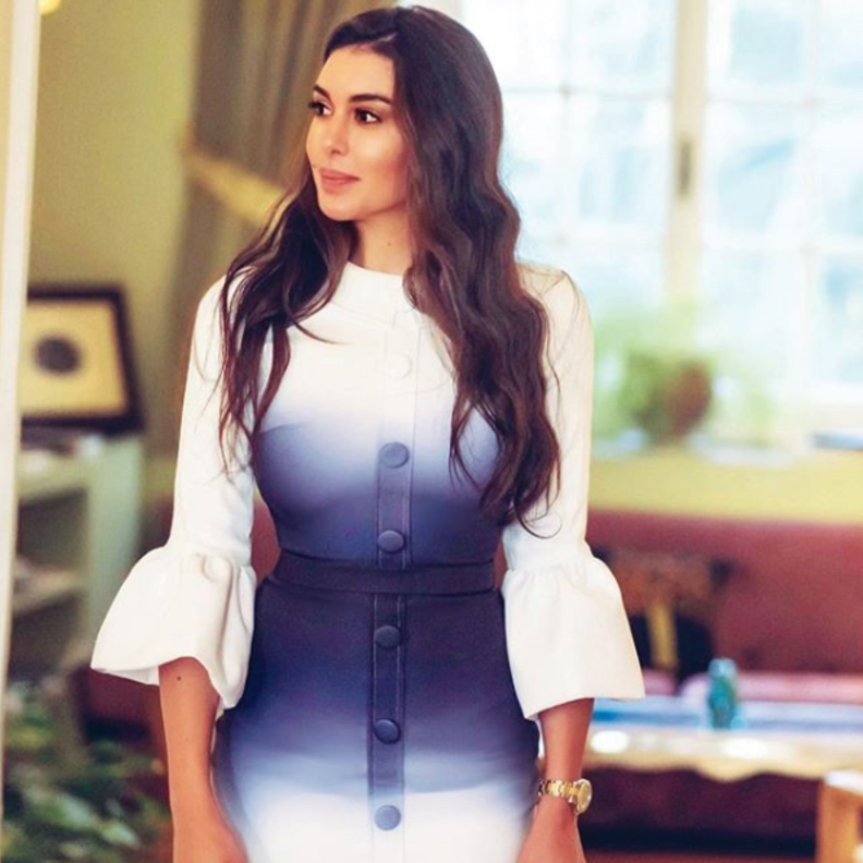 اختارت ياسمين صبري فستان باللونين الأبيض والبنفسجي أبرز نحفات خصرها