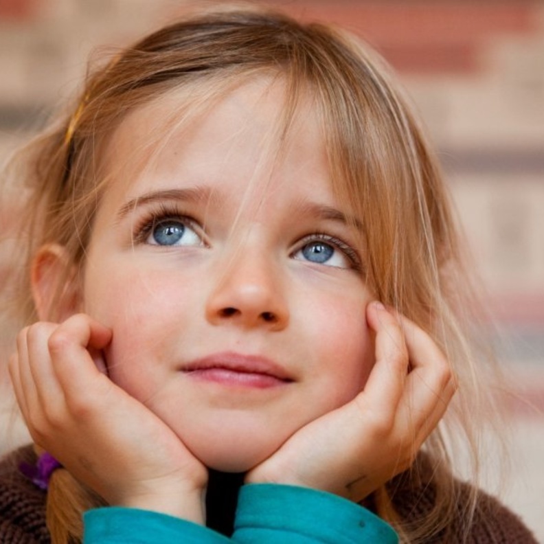 تتأخر أعراض متلازمة اسبرجر في الظهور لحين سن البلوغ لكنها تبدأ في سن مبكر