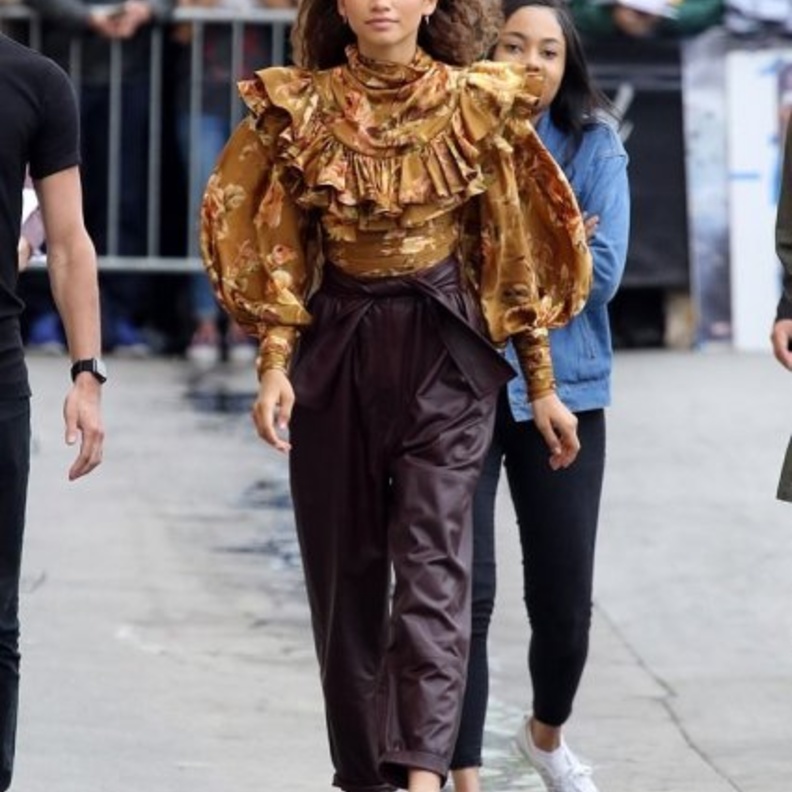 أناقة ساحرة للجميلة Doutzen Kroes مع البنطلون الجلدي المستقيم باللون الأسود