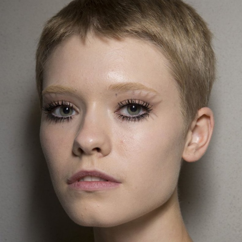 طرق وضع مكياج عيون طبيعي مع الماسكرا الكثيفة لسهرات صيف 2019‏ من Pamella Roland