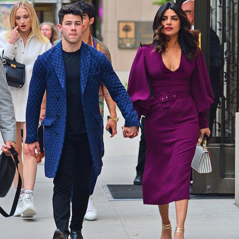 اطلالة بريانكا شوبرا باللون البنفسجي