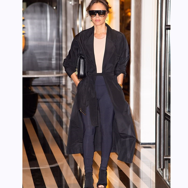 اختارت فيكتوريا بيكهام ‏Victoria Beckham‏ التألق بمزيج بين ألوان الكحلي والبيج والأسود‏