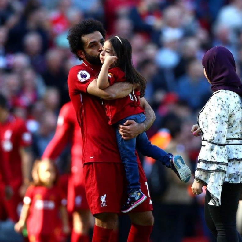 lمحمد صلاح وابنته وزوجته