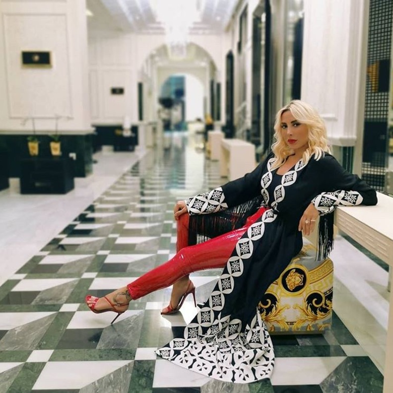 جويل إختارت عباية سوداء مزيّنة بالطبعات باللون الأبيض إرتدتها مع سروال جلدي باللون الأحمر