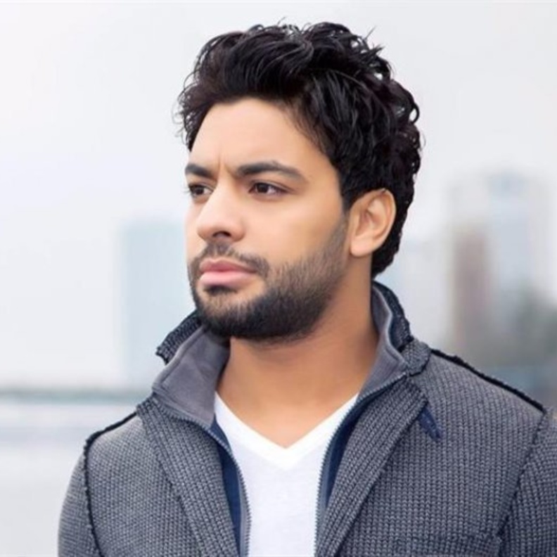 احمد جمال اثناء جلسة تصوير جمعته بخطيبته