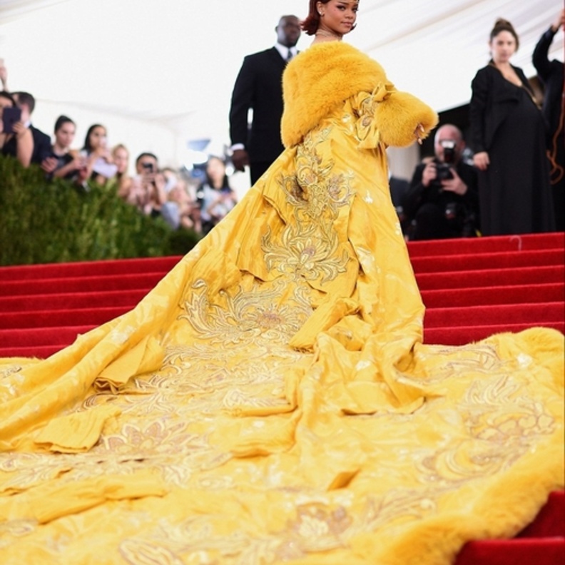 إطلالات مثيرة للجدل للنجمة ريهانا