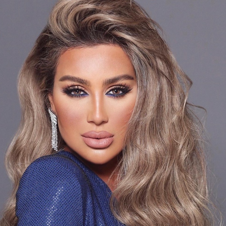 مايا دياب بالمكياج الترابي واللمسة الزرقاء