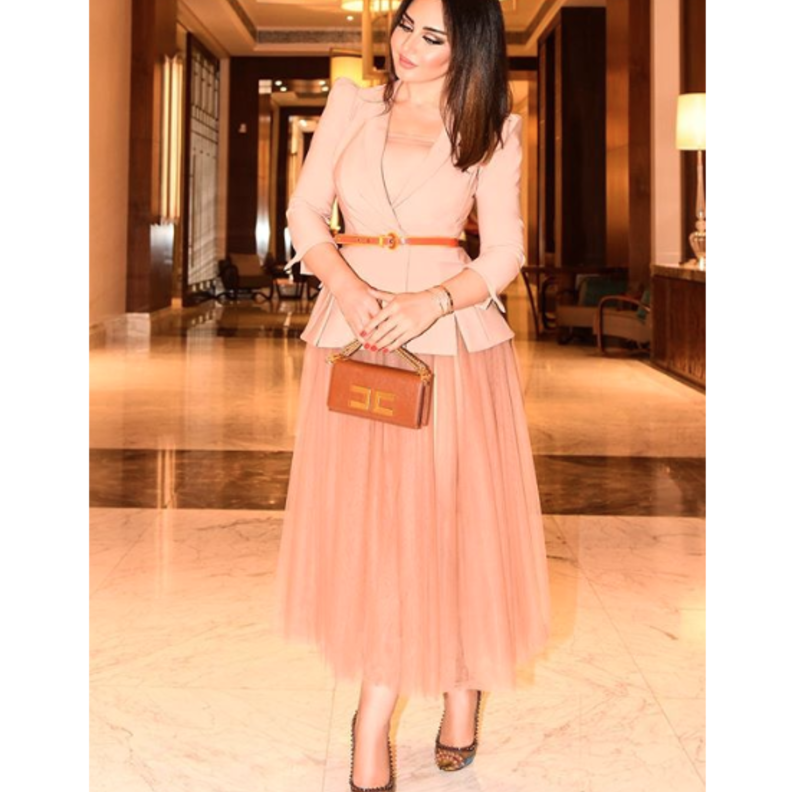 اختارت سهير القيسي فستان ميدي باللون الأبيض