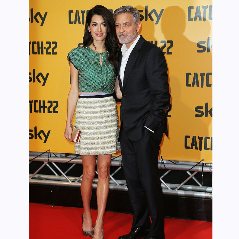 أمل كلوني Amal Clooney بتنورة عصرية مع الزخرفات البارزة من دار Giambattista Valli