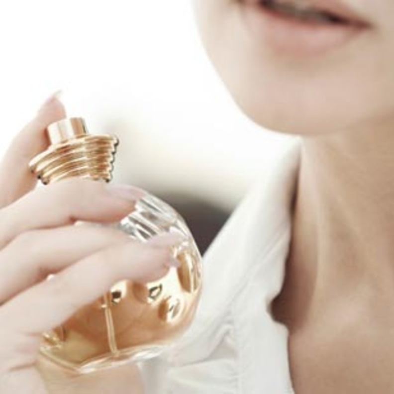 تعطر المرأة وهي صائمة هل يبطل صيامها؟