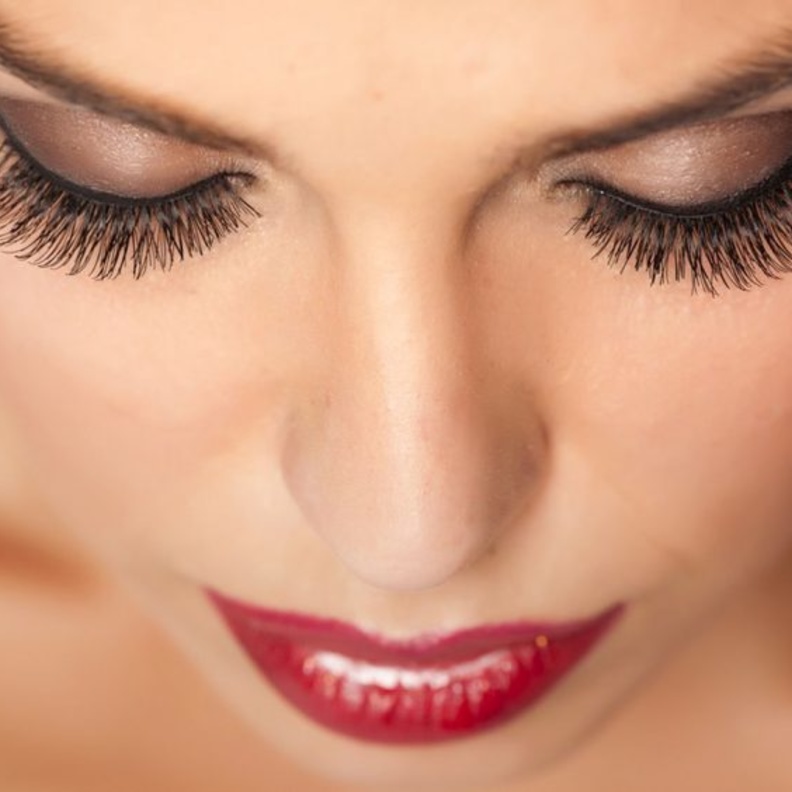 خلطات نواة التمر وزيت الخروع لتطويل رموش العروس