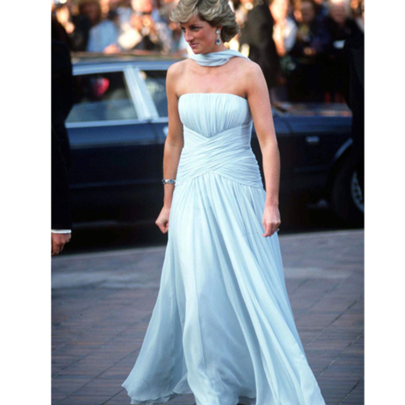 الأميرة ديانا خطفت الأنظار في العام 1987 بفستان من تصميم كاثرين والكر
