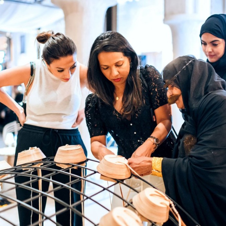 مجلس إرثي للحرف المعاصرة يتيح لزوار الحفل صناعة أساور من الجلد باستخدام التقنيات التقليدية