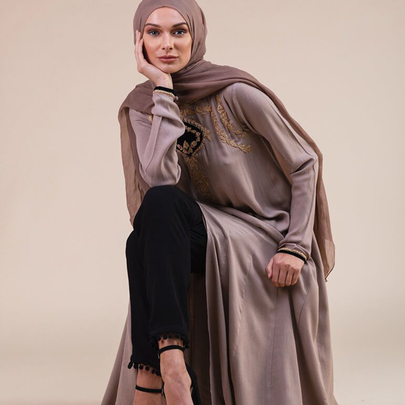 عباية أنيقة مع تطريزات ناعمة وراقية من عبايات AAB