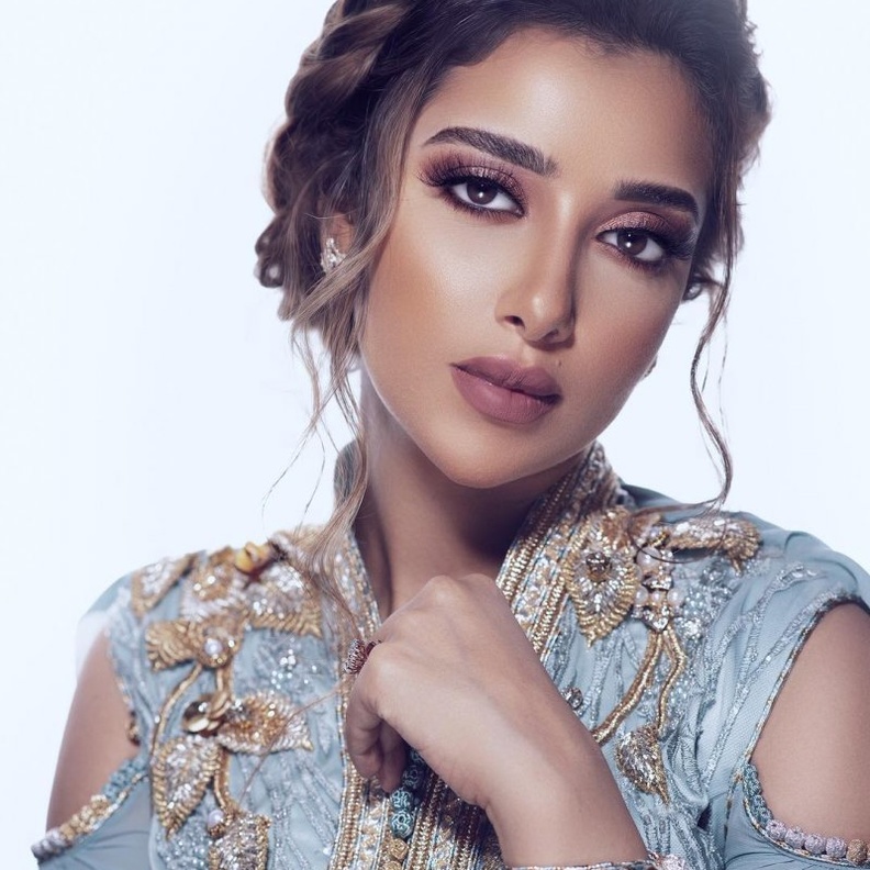 اعتمدي تسريحة الشعر المرفوع بأسلوب يسرا سعوف