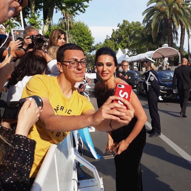 نادين لبكي تتوقف لالتقاط سيلفي مع أحد معجبيها في اليوم الثاني من مهرجان كان السينمائي 2019