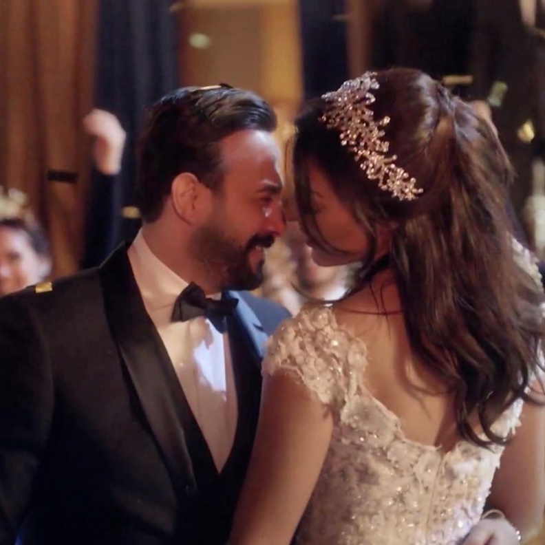 نادين نجيم وقصي خولي يسرقان الانظار في حفل زفافهما