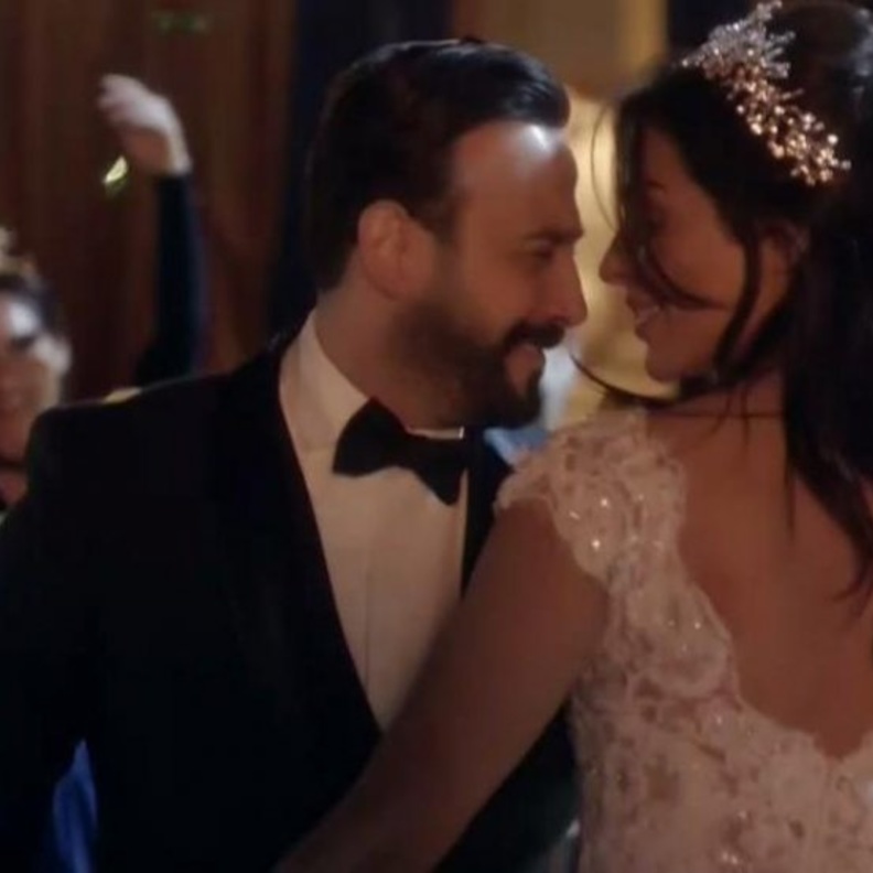 مسلسل خمسة ونص