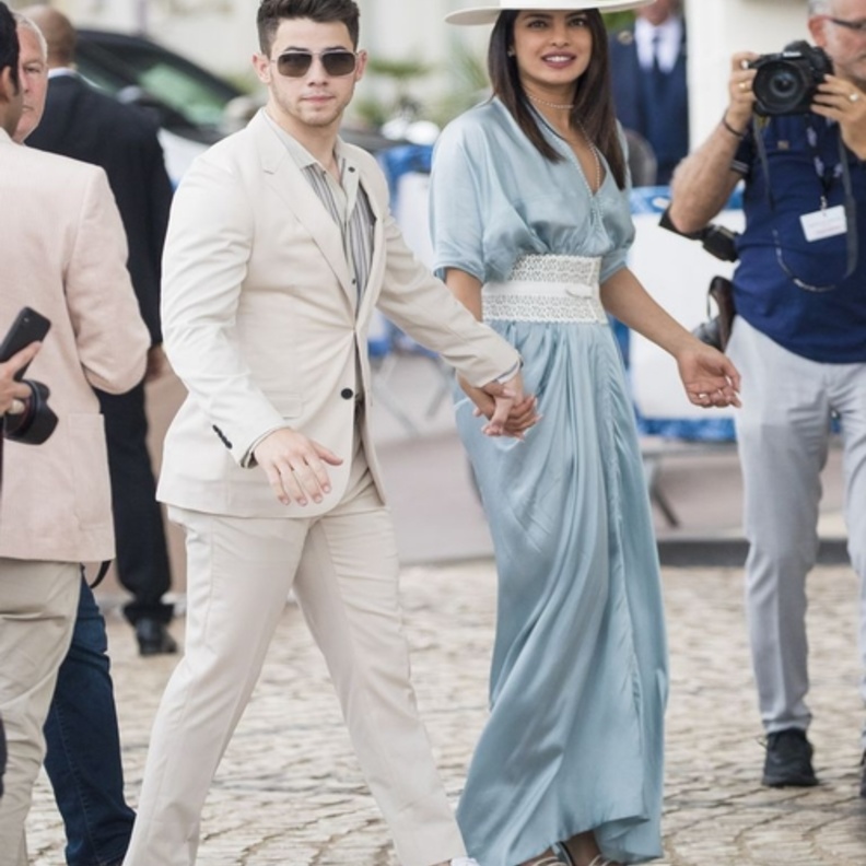  أطلت بريانكا بفستان بلون أزرق فاتح، نسّقت معه حزاماً جلدياً عريضاً باللون الأبيض وقبعة