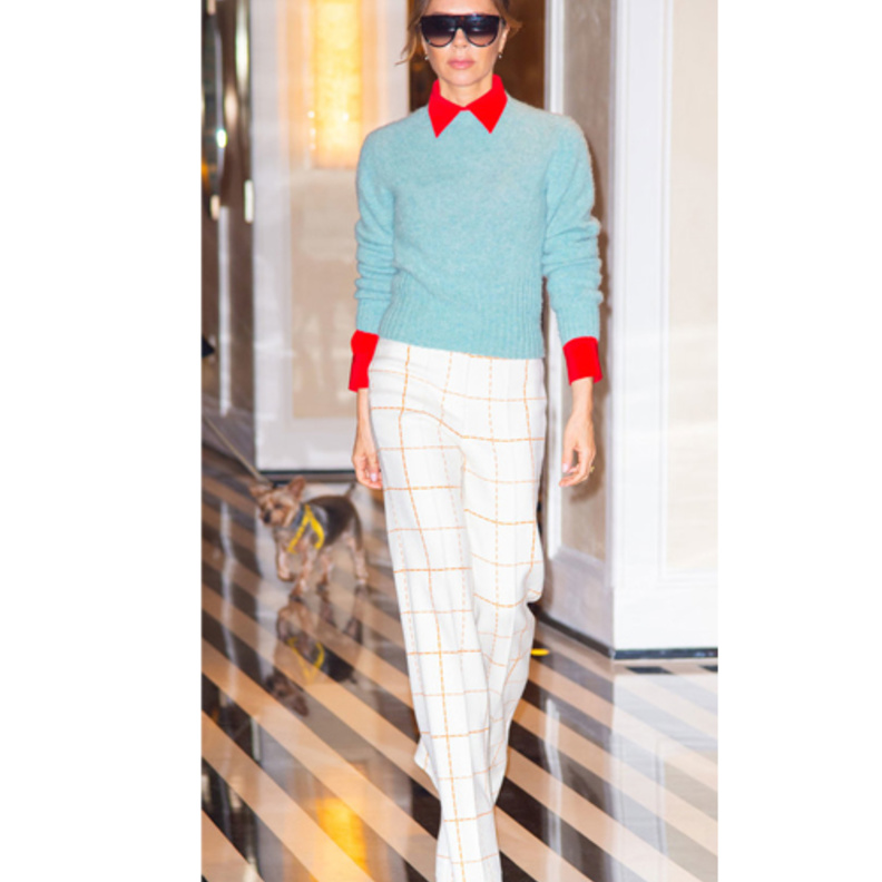 إطلالة أنيقة للجميلة OLIVIA WILDE ببدلة حمراء مع البنطلون الطويل والواسع من دار Dundas