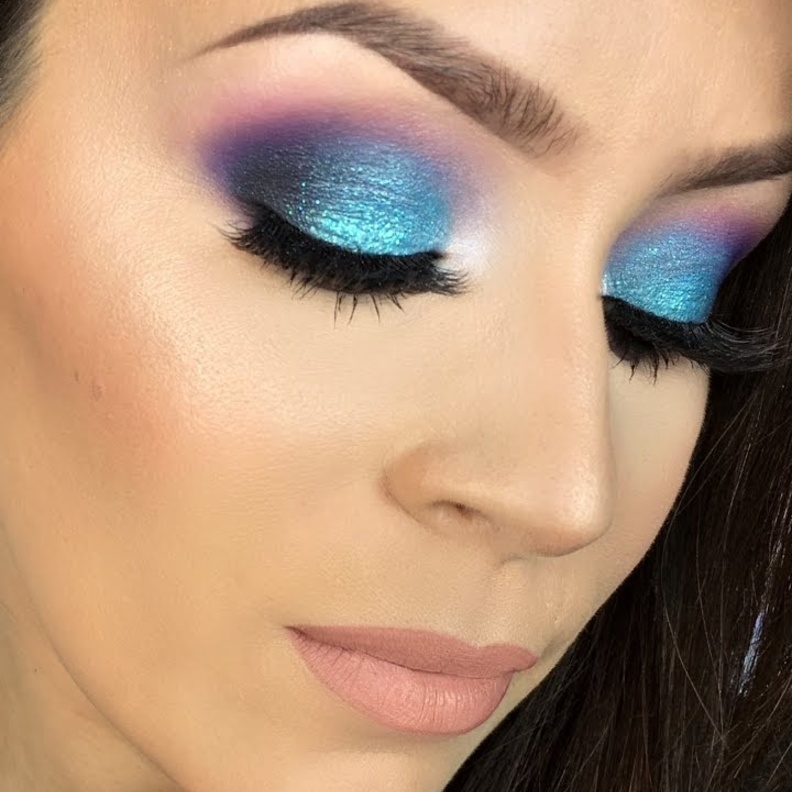 أجمل إطلالات مكياج باللون البنفسجي والأزرق