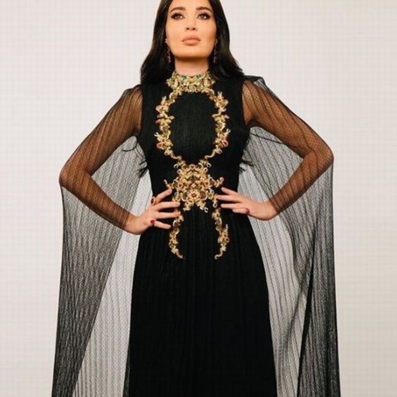 إختارت أثناء حلولها ضيفة على برنامج مجموعة إنسان فستان أسود من توقيع المصمم حسين بظاظا