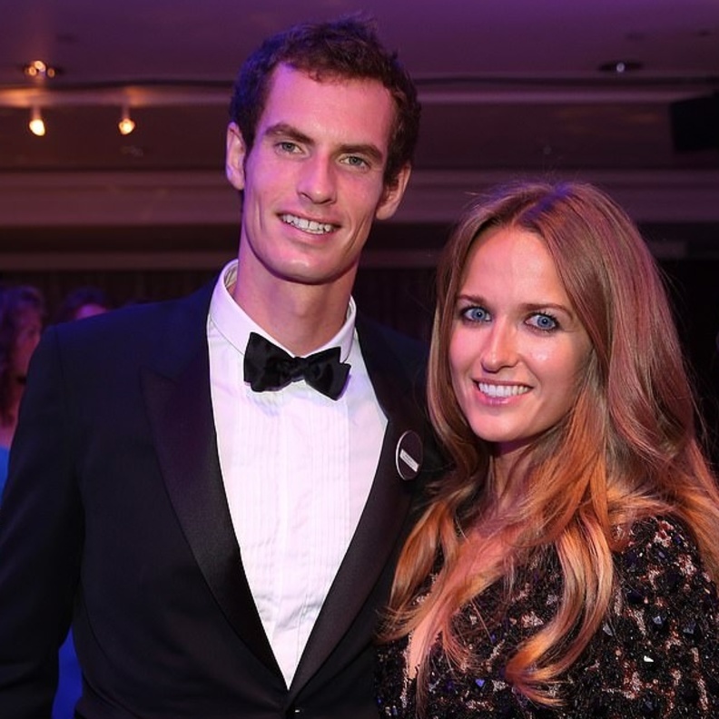 أندي موراي يتسلم وسام الفروسية من الأمير تشارلز