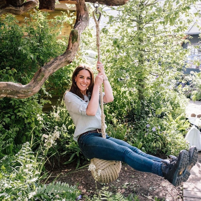 صورة تُظهر عفوية كيت ميدلتون أثناء استمتاعها بالطبيعة قبيل انطلاق معرض تشيلسي للزهور