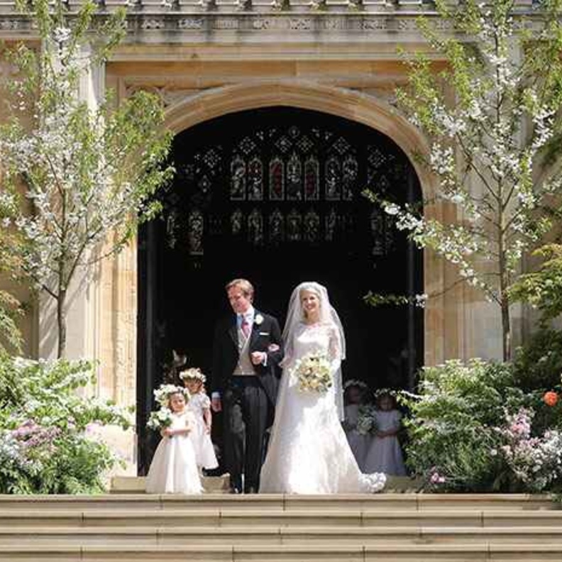  ليدي غابرييلا وندسور وزوجها الجديد توماس كينجستون أمام كنيسة سانت جورج بعد انتهاء مراسم حفل زفافهما