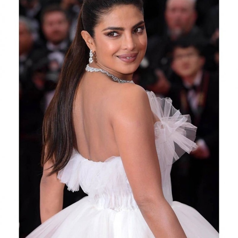 مكياج ترابي على طريقة بريانكا شوبرا لأمسيات رمضان 2019