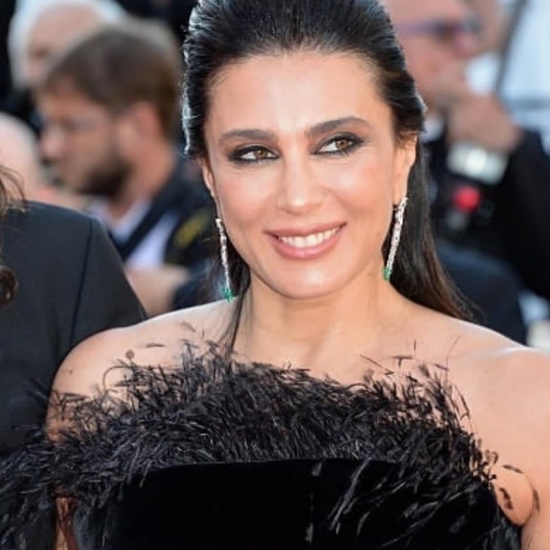 الجميلة جيسيكا قهواتي‏ بمكساج مشرق مع الآيلاينر الأزرق