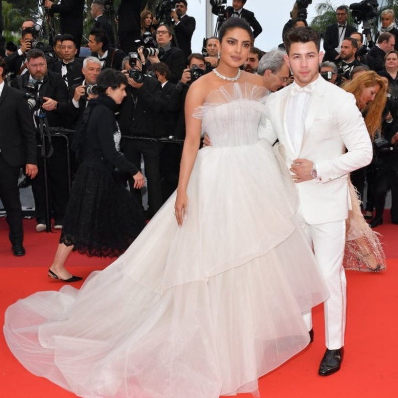  ديبيكا بادوكون بفستان ليموني جذاب على السجادة الحمراء في مهرجان كان