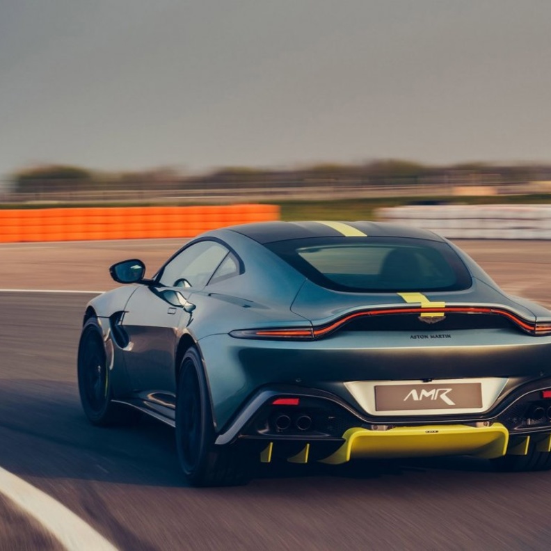 "أستون مارتن" تطلق نسخة "AMR" من أيقونتها "Vantage"
