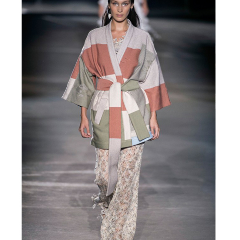 كيمونو أسود من Chalayan