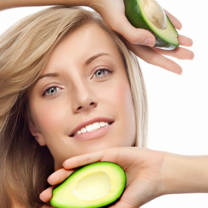 تساعد ماسكات الافوكادو على اصلاح الشعر التالف والتخلص من قشرة الرأس وزيادة لمعانه في آن واحد