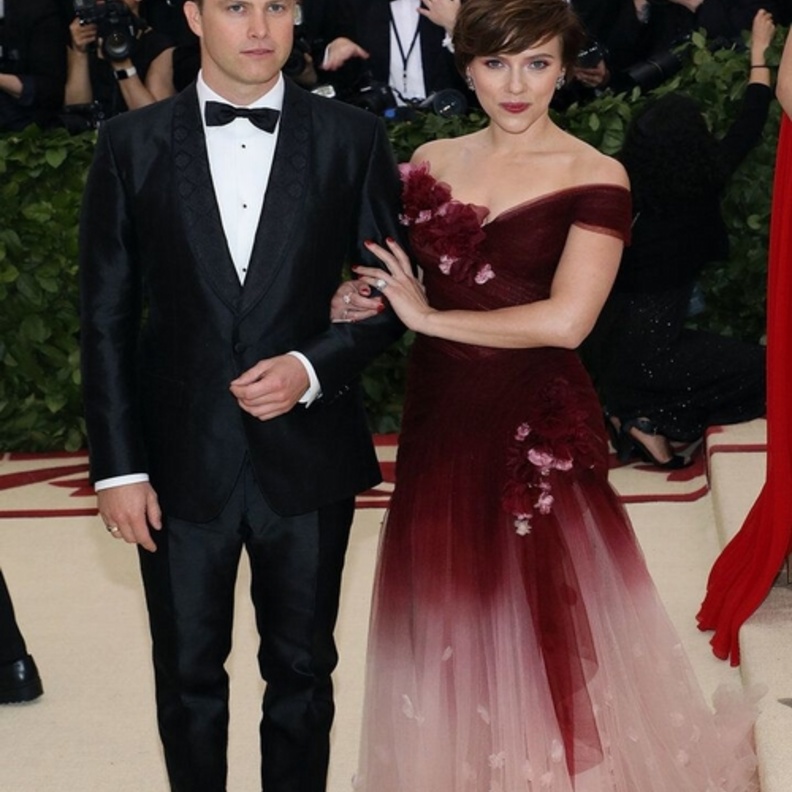 اطلالة أنيقة اعتمدتها سكارليت جوهانسن في فستان باللون الأبيض من بالمان برفقة خطيبها كولن جوست