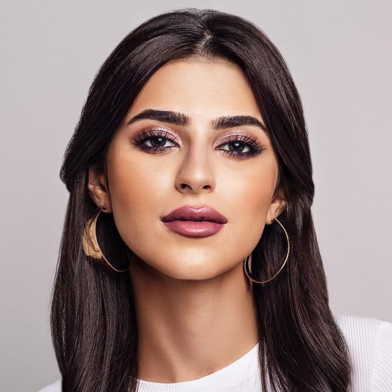 احمر الشفاه المشمشي المات على الشفاه مع المكياج البرونزي على خطى الجميلة ديما الشيخلي