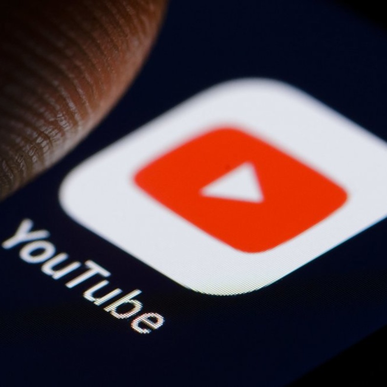 اضافت يوتيوب في وضع ملء الشاشة إمكانية الإعجاب بالفيديو أو عدم الإعجاب أو مشاركته أو إضافته إلى قائمة تشغيل